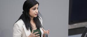 24. Bundestagssitzung der Haushaltswoche im Deutschen Bundestag Aktuell,23.03.2022 Berlin, Schahina Gambir von der Partei Buendnis 90/Die Gruenen im Portrait bei ihrer Rede zur Haushaltsdebatte Bundeskanzleramt einschl. Ostdeutschland, Integration und Kultur bei der 24. Sitzung des Deutschen Bundestag in Berlin Berlin Berlin Deutschland *** 24 Bundestag session of the budget week in the German Bundestag Current,23 03 2022 Berlin, Shahina Gambir of the party Buendnis 90 The Greens in portrait during her speech on the budget debate Federal Chancellery incl East Germany, integration and culture at the 24 session of the German Bundestag in Berlin Berlin Germany 