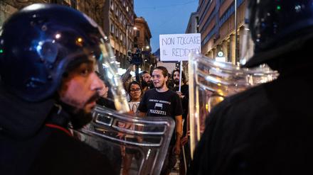 Proteste gegen Giorgia Meloni in Palermo am Montag. „Hände weg vom Bürgereinkommen“ ist auf dem Plakat zu lesen. Die Grundsicherung „Reddito di cittadinanza“ wurde von der Regierung der Fünf Sterne eingeführt; das Rechtsbündnis will sie abschaffen. 