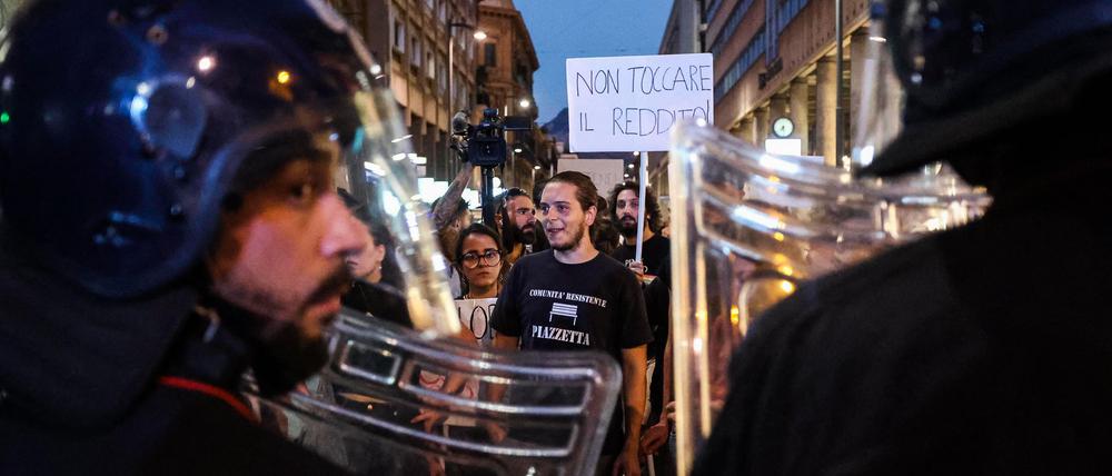 Proteste gegen Giorgia Meloni in Palermo am Montag. „Hände weg vom Bürgereinkommen“ ist auf dem Plakat zu lesen. Die Grundsicherung „Reddito di cittadinanza“ wurde von der Regierung der Fünf Sterne eingeführt; das Rechtsbündnis will sie abschaffen. 