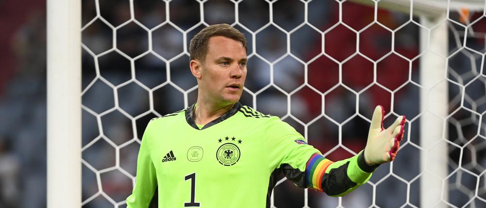 Manuel Neuer, Kapitän der deutschen Fußball-Nationalmannschaft, trug während der Europameisterschaft im vergangenen Jahr eine Regenbogenbinde.
