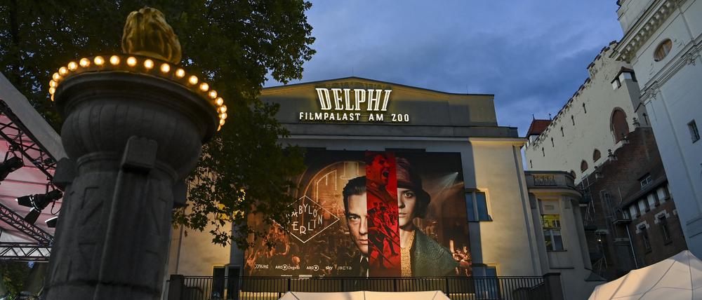 Der Delphi Filmpalast ist zur Weltpremiere der neuen Staffel der TV-Serie Babylon Berlin mit dem Werbeplakat der Serie geschmückt.