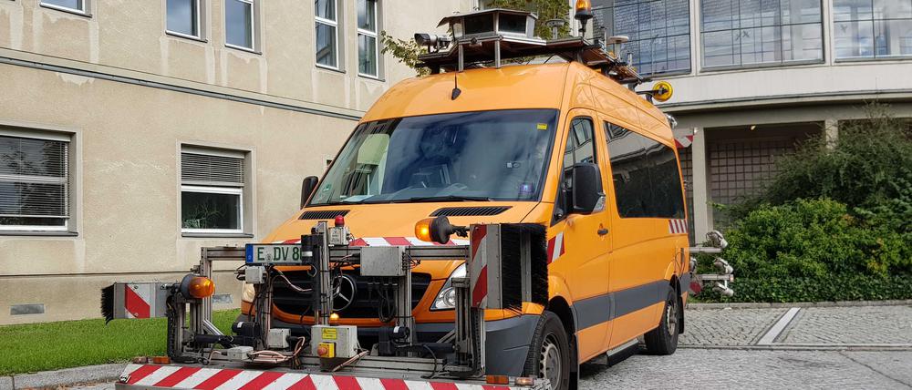 Der Messwagen hat Laserscanner an Front und Heck sowie unter dem Boden. Auf dem Dach sind Kameras.