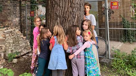 Die Kinder aus der Dresdener Straße wollen den Baum nicht loslassen.