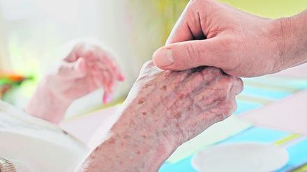 Einige Pflegeheime in Potsdam erhöhen den Eigenanteil, den Bewohner zahlen müssen.
