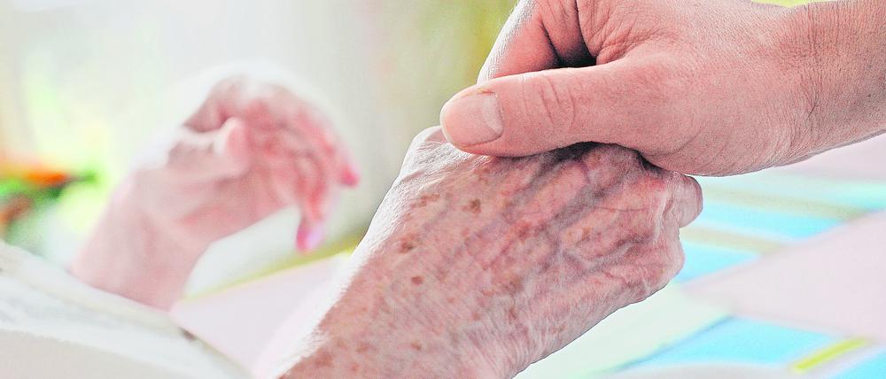 Einige Pflegeheime in Potsdam erhöhen den Eigenanteil, den Bewohner zahlen müssen.
