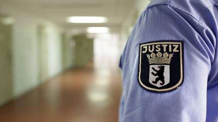 Justizvollzugsbeamte in der Station fuer Sicherungsverwahrte in der Teilanstalt V der JVA Tegel. Berlin Deutschland PUBLICATIONxINxGERxSUIxAUTxONLY Copyright: xThomasxKoehlerx

Prison officials in the Station for Preventive detention in the Part institution  V the JVA Tegel Berlin Germany PUBLICATIONxINxGERxSUIxAUTxONLY Copyright xThomasxKoehlerx  