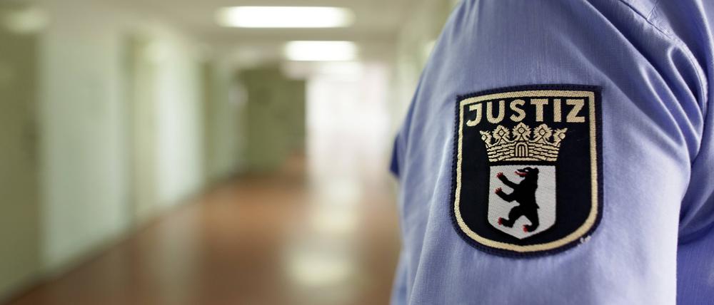 Justizvollzugsbeamte in der Station fuer Sicherungsverwahrte in der Teilanstalt V der JVA Tegel. Berlin Deutschland PUBLICATIONxINxGERxSUIxAUTxONLY Copyright: xThomasxKoehlerx
Prison officials in the Station for Preventive detention in the Part institution V the JVA Tegel Berlin Germany PUBLICATIONxINxGERxSUIxAUTxONLY Copyright xThomasxKoehlerx
