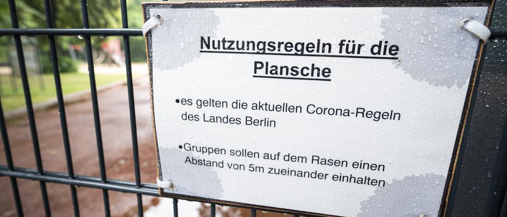 Das Hinweisschild mit den Nutzungsregeln des Wasserspielplatz „Plansche“.  