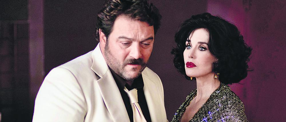 Denis Ménochet als Peter und Isabelle Adjani als Sidonie in Ozons burleskem Melodram „Peter von Kant“