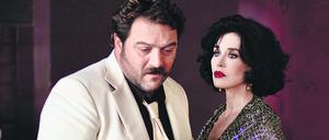 Denis Ménochet als Peter und Isabelle Adjani als Sidonie in Ozons burleskem Melodram „Peter von Kant“ 