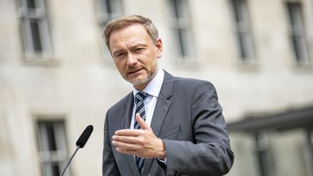 Christian Lindner (FDP), Bundesminister der Finanzen, gibt Ende August im Hof des Finanzministeriums ein Pressestatement. 