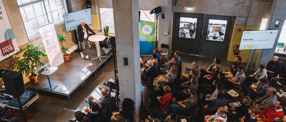 Die Preisverleihung im Impact Hub in Neukölln.