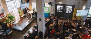 Die Preisverleihung im Impact Hub in Neukölln.