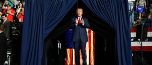 FILE PHOTO: Former U.S. president Donald Trump holds a rally in Youngstown, Ohio, U.S., September 17, 2022.  REUTERS/Gaelen Morse/File Photo