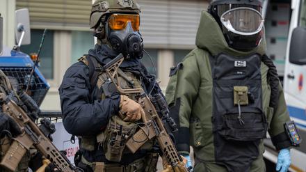 Spezialeinsatzkommando im Übungszenario: Sprengstoffanschlag mit Biokampfstoffen in Berlin.