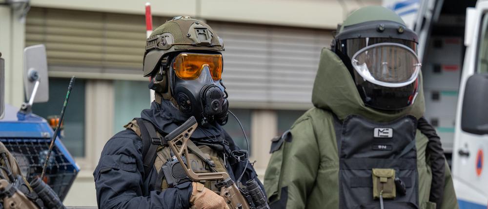 Spezialeinsatzkommando im Übungszenario: Sprengstoffanschlag mit Biokampfstoffen in Berlin.