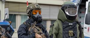 Spezialeinsatzkommando im Übungszenario: Sprengstoffanschlag mit Biokampfstoffen in Berlin.