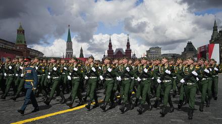 Mai 2022: Russische Soldaten marschieren bei der Militärparade zum „Tag des Sieges“ durch Moskau. 