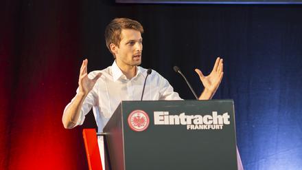 Dario Minden vom Fanbündnis „Unsere Kurve Frankfurt“ kritisiert die Menschenrechtslage im WM-Land Katar.