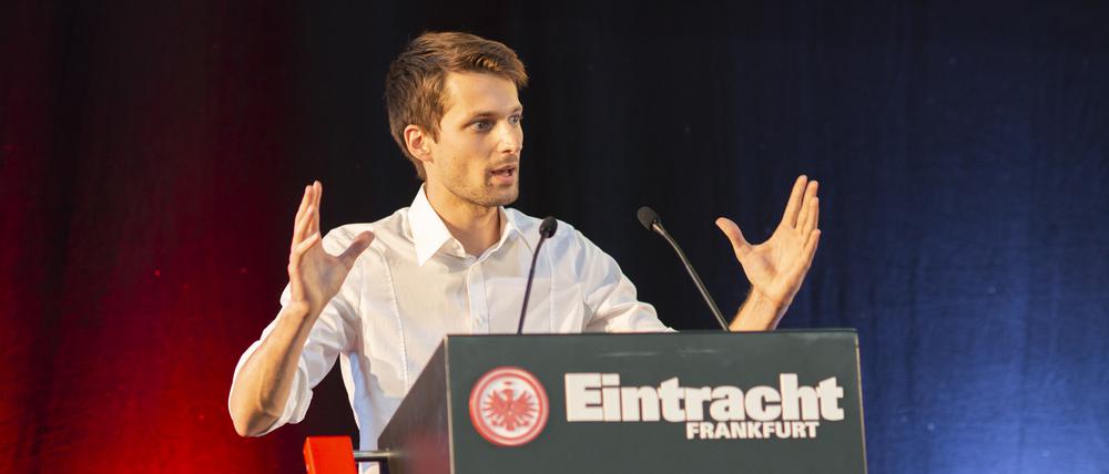 Dario Minden vom Fanbündnis „Unsere Kurve Frankfurt“ kritisiert die Menschenrechtslage im WM-Land Katar.