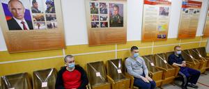 Russische Rekruten warten in St. Petersburg auf ihre Musterung (Archivbild).