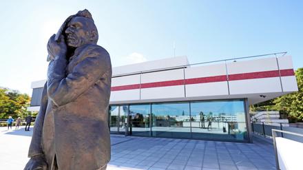 „Maskenmann/Gesicht zeigen“ von Wolfgang Mattheuer ist auf der Terrasse vor dem Minsk zu sehen.