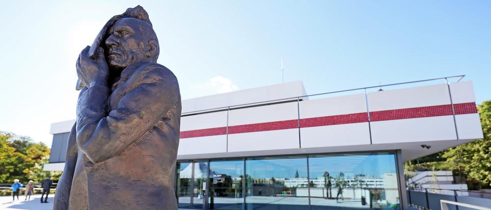 „Maskenmann/Gesicht zeigen“ von Wolfgang Mattheuer ist auf der Terrasse vor dem Minsk zu sehen.
