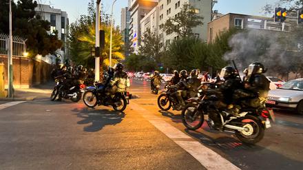 Irans Polizei geht gegen Demonstranten vor.