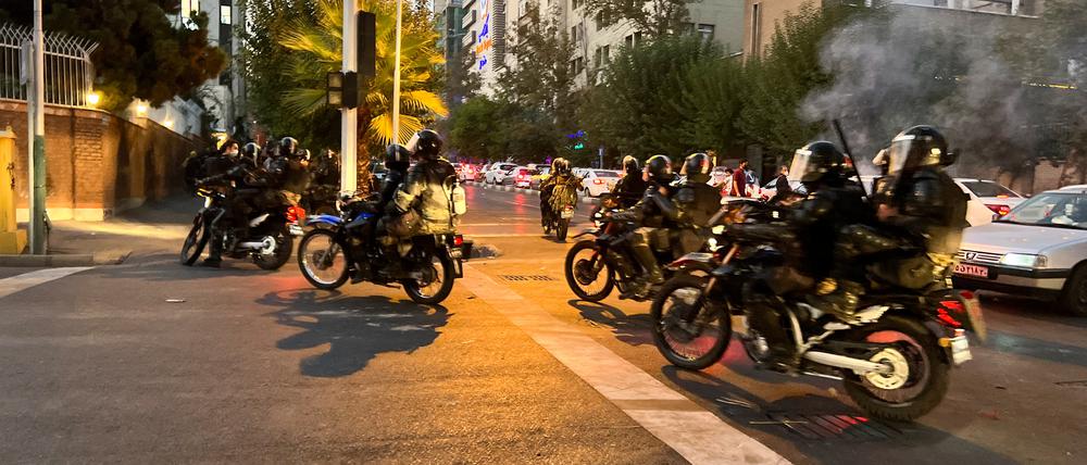 Irans Polizei geht gegen Demonstranten vor.