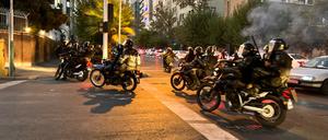 Irans Polizei geht gegen Demonstranten vor.
