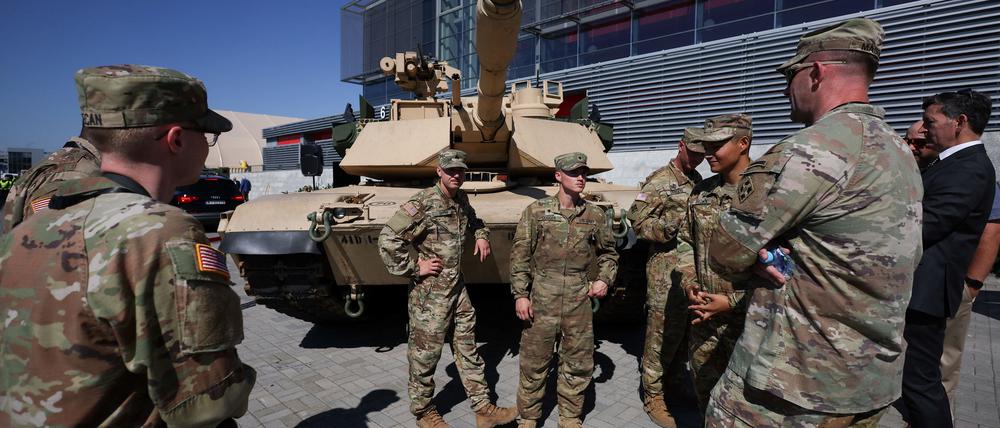 US-Soldaten vor einem Abrams-Kampfpanzer.