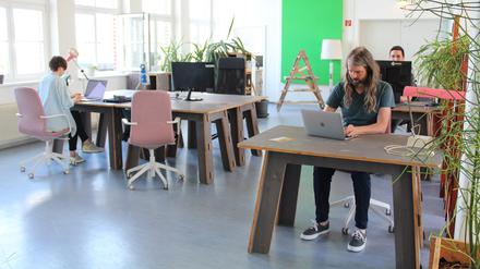 Christian Soult (vorne r.), Katarzyna Oldziejewska (l.) und Mario Meier arbeiten im Coworking-Space im Technologie- und Gewerbezentrum Prignitz (TGZ). 