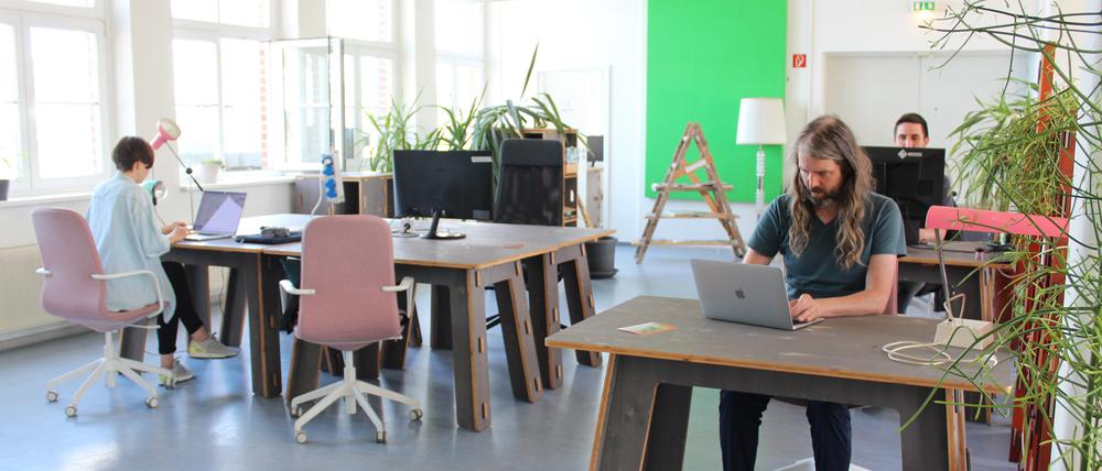 Christian Soult (vorne r.), Katarzyna Oldziejewska (l.) und Mario Meier arbeiten im Coworking-Space im Technologie- und Gewerbezentrum Prignitz (TGZ). 