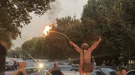 Frau verbrennt ihren Hijab bei Protest im Iran