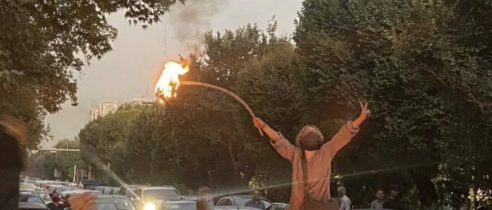 Frau verbrennt ihren Hijab bei Protest im Iran
