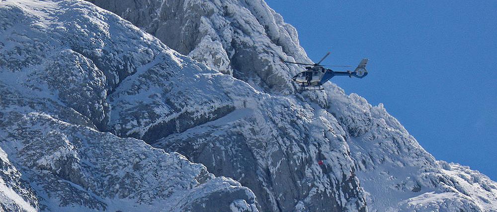 Bergretter suchen am Hochkalter bei Ramsau bei Berchtesgaden nach einem 24-jährigen Bergsteiger. Nun wurde die Suche eingestellt. Der Mann wird seit Samstag vermisst.