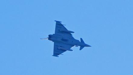 Ein Eurofighter der deutschen Luftwaffe bei einem Einsatzflug. (Symboldbild)