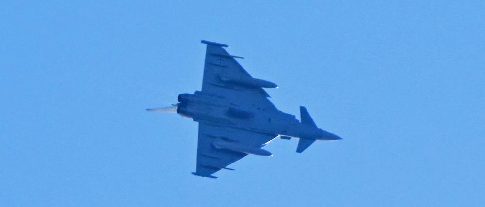 Ein Eurofighter der deutschen Luftwaffe bei einem Einsatzflug. (Symboldbild)