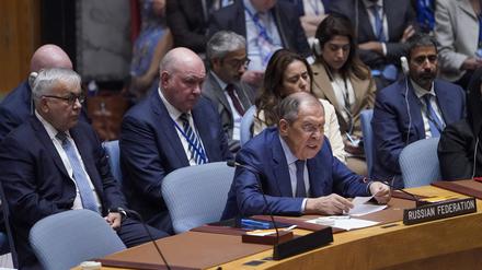 Sergej Lawrow (r), Außenminister von Russland, spricht während einer hochrangigen Sitzung des Sicherheitsrates zur Lage in der Ukraine im Hauptquartier der Vereinten Nationen. 