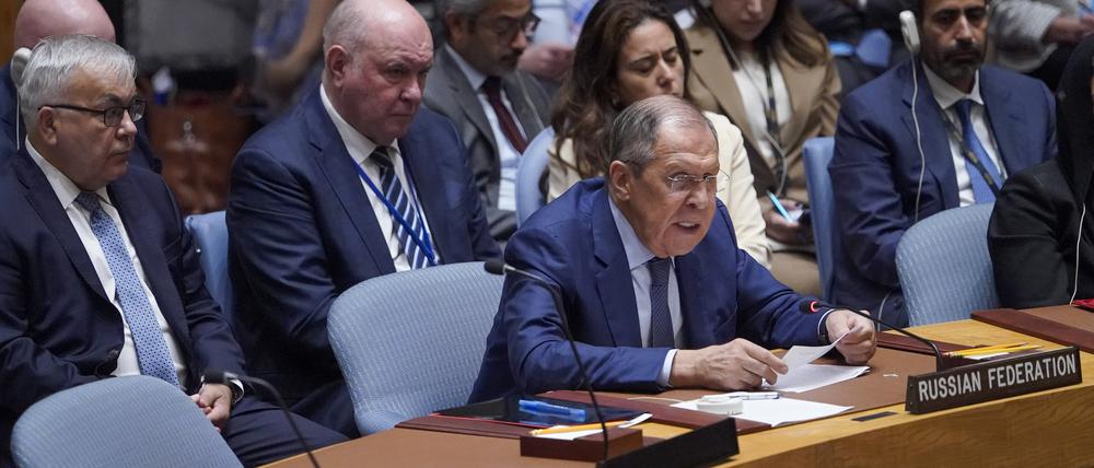 Sergej Lawrow (r), Außenminister von Russland, spricht während einer hochrangigen Sitzung des Sicherheitsrates zur Lage in der Ukraine im Hauptquartier der Vereinten Nationen.