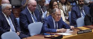 Sergej Lawrow (r), Außenminister von Russland, spricht während einer hochrangigen Sitzung des Sicherheitsrates zur Lage in der Ukraine im Hauptquartier der Vereinten Nationen. 