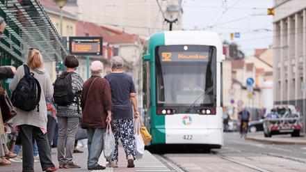 Eine Straßenbahn am Platz der Einheit. 