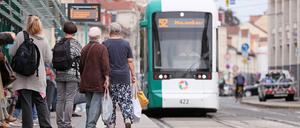 Eine Straßenbahn am Platz der Einheit. 