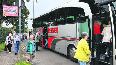 Immer mal wieder sind Reisebusse in Unfälle verwickelt. (Symbolbild)