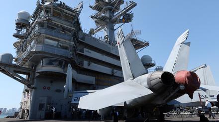 Ein F/A-18-Jet der US-Marine auf dem Deck der USS Ronald Reagan im Hafen in Busan, Südkorea.