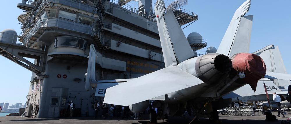 Ein F/A-18-Jet der US-Marine auf dem Deck der USS Ronald Reagan im Hafen in Busan, Südkorea.