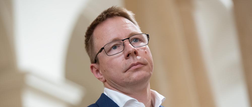 SPD-Politiker Dennis Buchner bei einem Pressetermin im Abgeordnetenhaus. (Archivfoto)