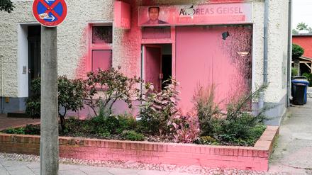 Mit rosa Farbe ist das Bürgerbüro von Berlins Innensenator Geisel in Berlin-Karlshorst 2018 beschmiert worden.