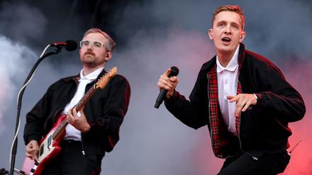 Der Sänger Felix Krummer (r) und der Gitarrist Steffen Israel der Band Kraftklub beim Lollapalooza Festival Berlin.