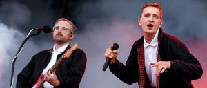 Der Sänger Felix Krummer (r) und der Gitarrist Steffen Israel der Band Kraftklub beim Lollapalooza Festival Berlin.